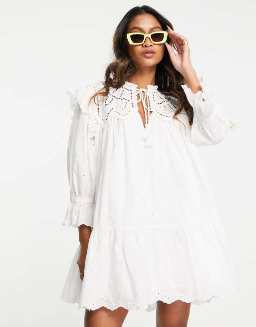 Topshop - Robe courte nouée devant en broderie anglaise à pampilles - Blanc