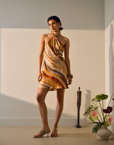 Topshop - Robe courte satinée avec encolure licou nouée à imprimé minéral flou - view 1
