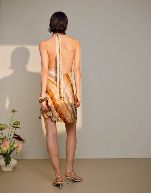Topshop - Robe courte satinée avec encolure licou nouée à imprimé minéral flou, 4 de 4