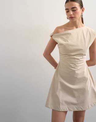 Topshop - Robe courte structurée à épaules torsadées - Blanc cassé