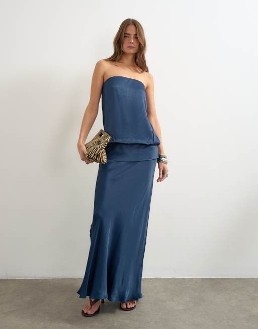 Topshop robe longue bandeau en satin à taille basse et blousante bleu marine, 2 de 4