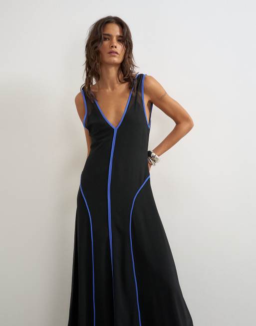 Topshop robe longue en mousseline à col V et taille basse, noire avec finitions bleues, 2 de 4