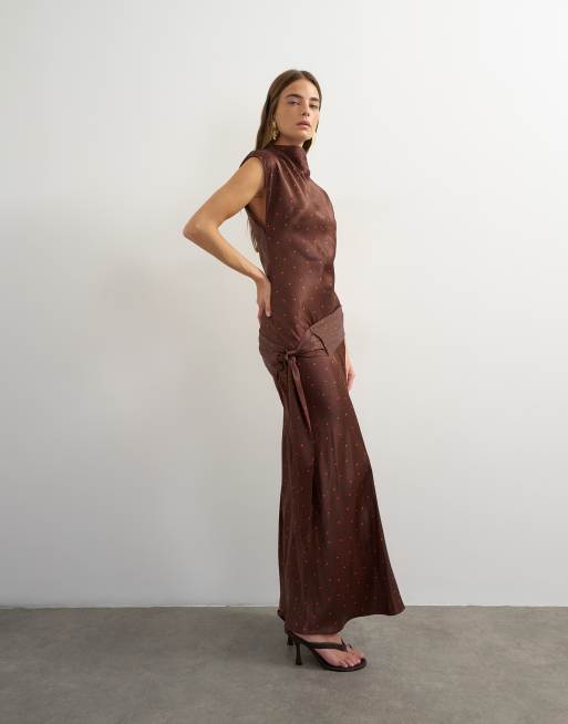 Topshop robe longue en satin à col intégré, taille basse et ceinture, chocolat à pois rouges, 2 de 4