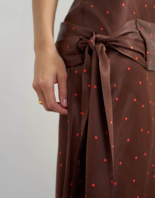 Topshop robe longue en satin à col intégré, taille basse et ceinture, chocolat à pois rouges, 3 de 4