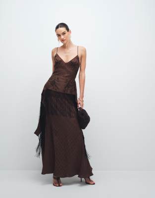 Robe longue satinée à fines bretelles avec broderie en jacquard et franges - Chocolat-Brown 46