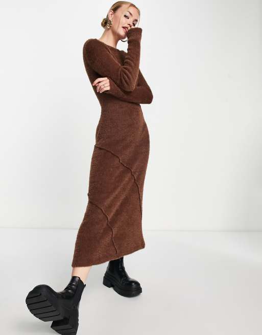 Topshop - Robe mi-longue asymétrique ouverte dans le dos en maille duveteuse - Chocolat