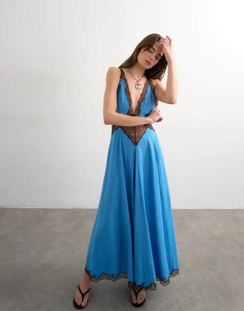 Topshop - Robe nuisette en satin à col en V avec empiècements en dentelle contrastante - Bleuet et marron chocolat - view 1