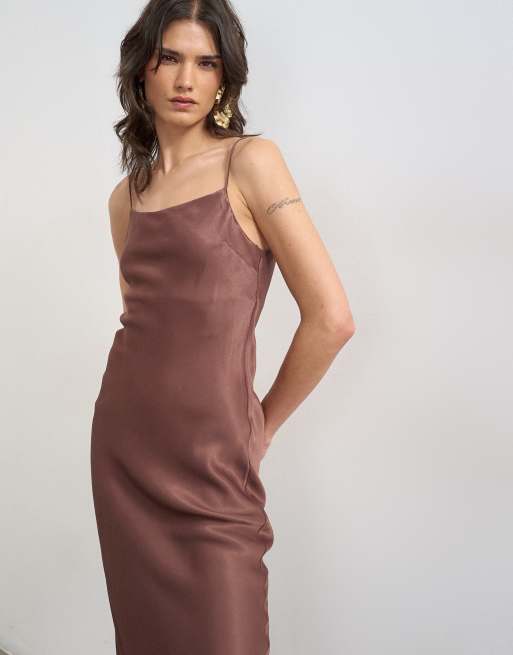 Topshop robe nuisette longue en satin de viscose à encolure dégagée couleur chocolat, 2 de 4