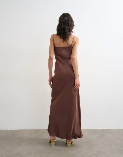 Topshop robe nuisette longue en satin de viscose à encolure dégagée couleur chocolat, 4 de 4