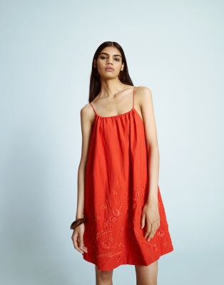 Robe trapèze courte fluide avec broderies en raphia - Rouge 42