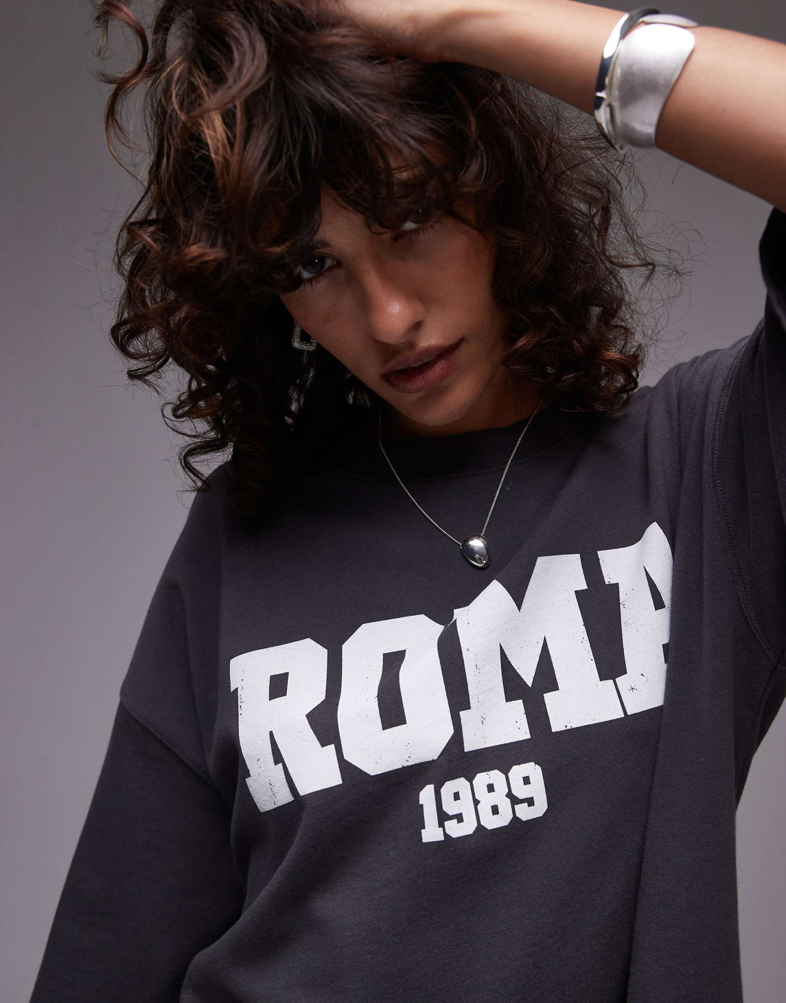 Футболка Topshop Roma 1989 года с рисунком оверсайз в угольном цвете