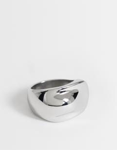 Model wearing Roma waterproof stainless steel ring in gold