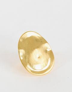Model wearing Romeo waterproof stainless steel disk ring in gold brushed