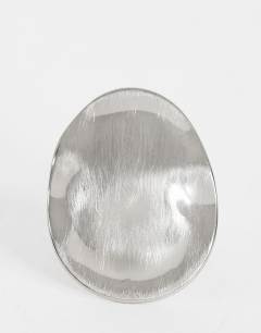 Model wearing Romeo waterproof stainless steel disk ring in silver brushed