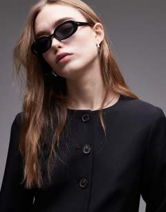 Model wearing Round neck collarless blazer in black