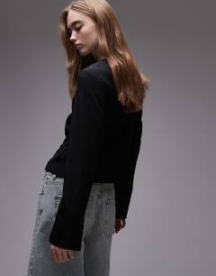 Model wearing Round neck collarless blazer in black