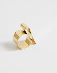 Model wearing Rowan waterproof ring in stainless gold
