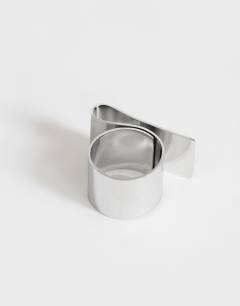 Model wearing Rowan waterproof ring in stainless silver