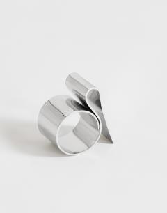 Model wearing Rowan waterproof ring in stainless silver