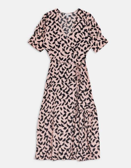 Topshop – Różowa sukienka midi o kopertowym kroju, zapinana na guziki