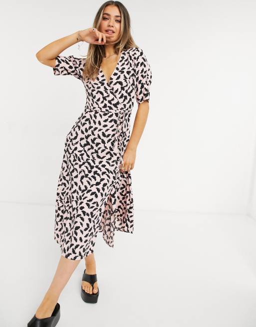 Topshop – Różowa sukienka midi z kopertowym dekoltem i nadrukiem