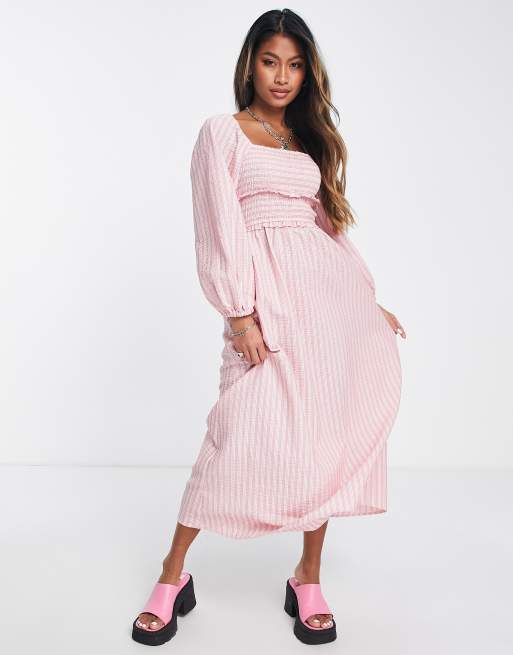 Topshop – Różowa teksturowana sukienka midi w paski z ozdobnym tyłem 