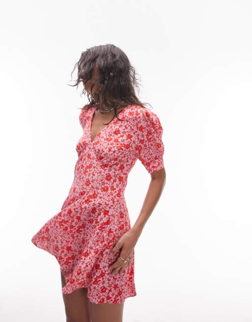 Topshop – Różowo-czerwona sukienka mini z dekoltem w szpic w kwiatowy wzór