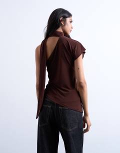 Model wearing Ruched scarf detail asymmetric hem top in chocolate