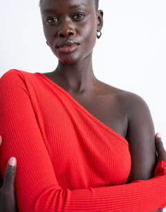 Model wearing Ruched side one sleeve top in red