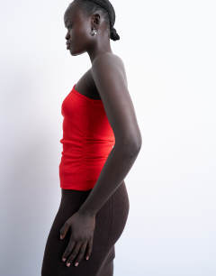 Model wearing Ruched side one sleeve top in red