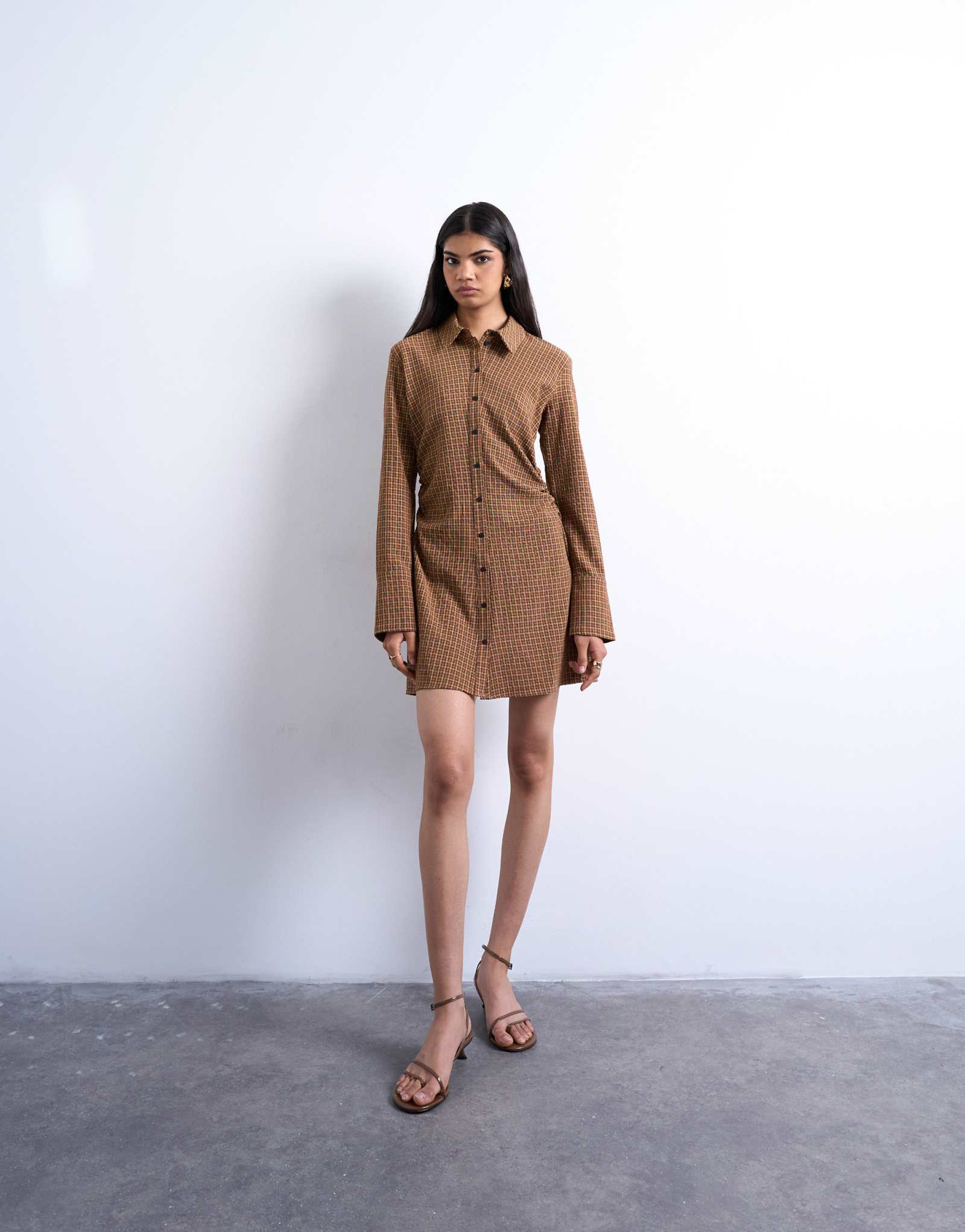 Мини-платье-рубашка в коричневую клетку с рюшами по бокам от Topshop