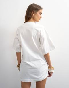 Model wearing Ruched side tee in ecru
