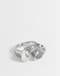 Model wearing Rue waterproof stainless steel ring in silver