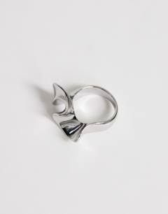 Model wearing Rue waterproof stainless steel ring in silver