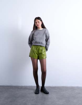 Topshop - Runner-Shorts aus Kunstleder in Grün