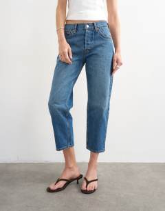 Model wearing Runway mid rise straight cropped jean in vintage blue