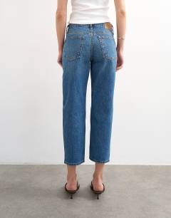 Model wearing Runway mid rise straight cropped jean in vintage blue