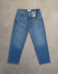 Model wearing Runway mid rise straight cropped jean in vintage blue