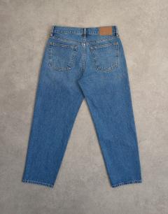 Model wearing Runway mid rise straight cropped jean in vintage blue