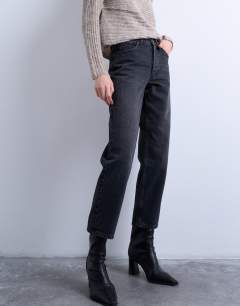 Model wearing Runway mid rise straight cropped jean in washed black