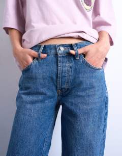 Model wearing Runway straight mid rise jean in dark blue