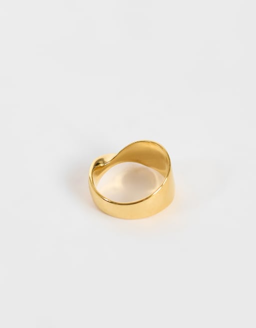 Topshop Rylee anillo retorcido de acero inoxidable impermeable en dorado, 2 de 3
