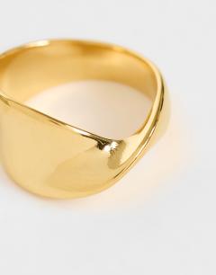 Model wearing Rylee waterproof stainless steel twisted ring in gold