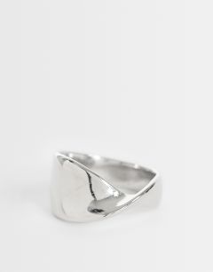 Model wearing Rylee waterproof stainless steel twisted ring in silver