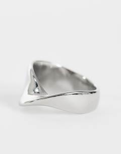 Model wearing Rylee waterproof stainless steel twisted ring in silver