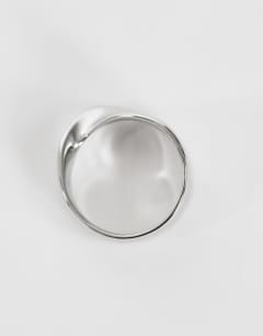 Model wearing Rylee waterproof stainless steel twisted ring in silver