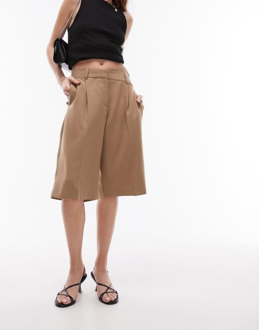 Topshop – Sandfärgade, figursydda shorts i lång modell med omlottmidja