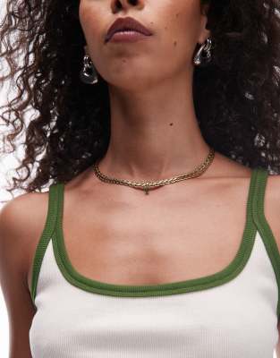 Topshop - Sara - Goldfarbene Halskette aus wasserabweisendem Edelstahl mit grünem Anhänger