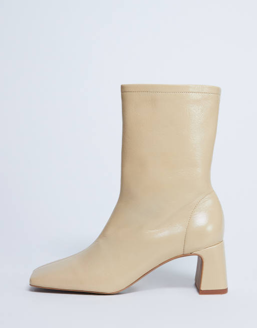 Topshop - Sara - Stivali in pelle premium color latticello con punta squadrata e tacco svasato