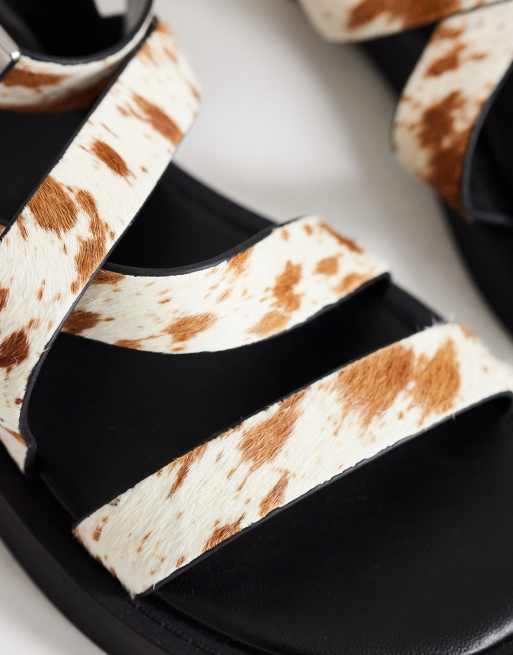 Topshop – Sasha – Riemchen-Sandalen aus Echtleder mit Kuhfellmuster und Fellbesatz, 3 von 4